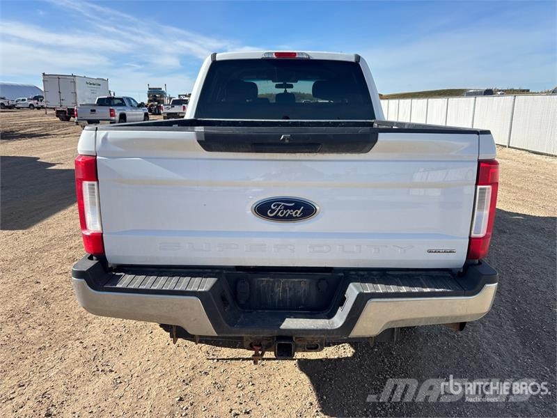 Ford F-250 XLT 4x4 Crew Cab Pickup Ostalo