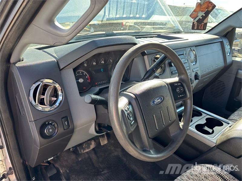 Ford F-250 XLT 4x4 Crew Cab Pickup Muu