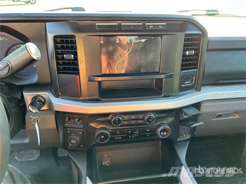 Ford F-250 XLT 4x4 Crew Cab Pickup أخرى