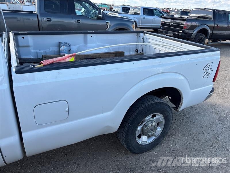 Ford F-250 XLT 4x4 Crew Cab Pickup Muu