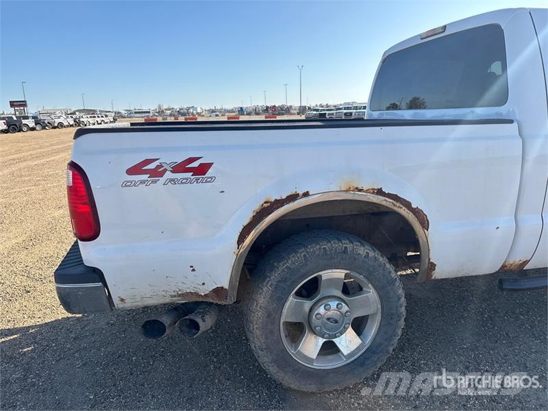 Ford F-250 XLT 4x4 Crew Cab Pickup Andre varebiler