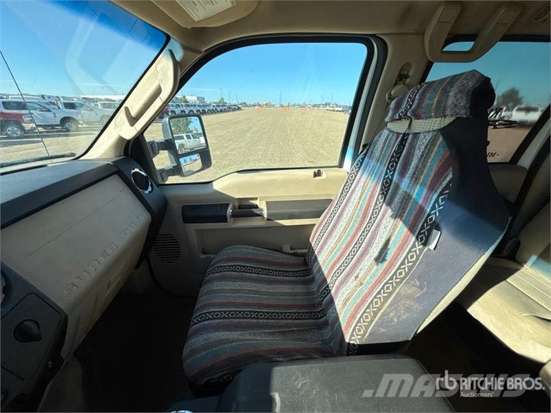 Ford F-250 XLT 4x4 Crew Cab Pickup Andre varebiler