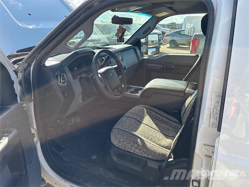 Ford F-250 XLT 4x4 Crew Cab Pickup Muu