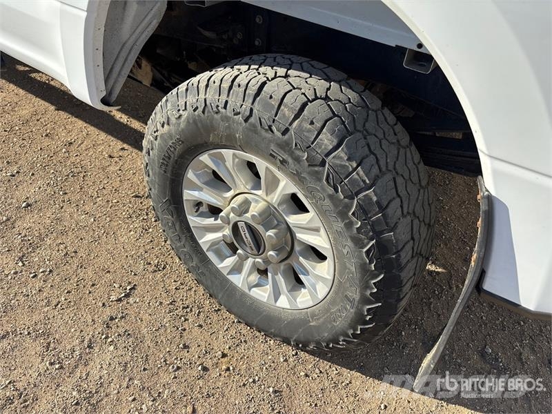 Ford F-250 XLT 4x4 Crew Cab Pickup Inne