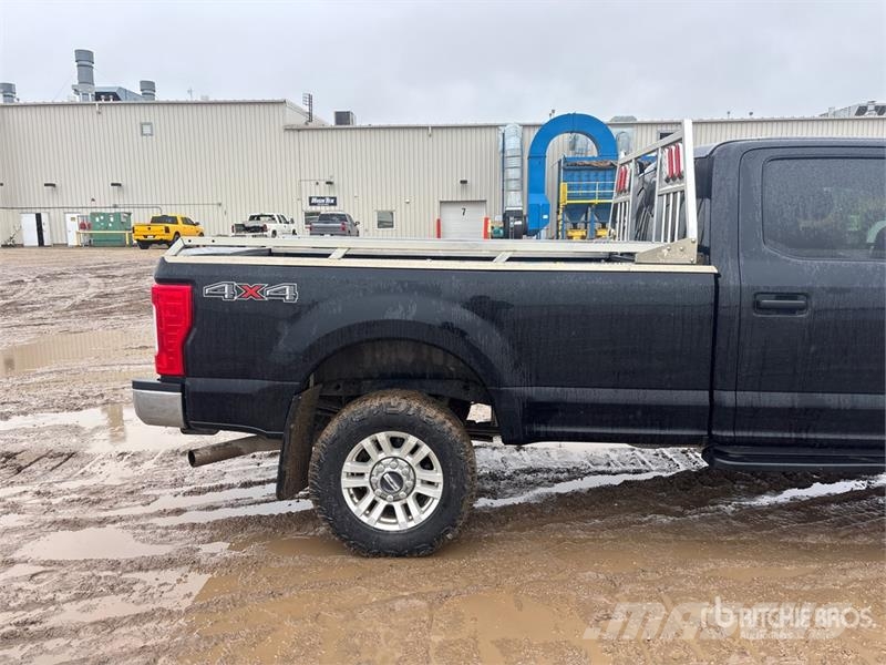 Ford F-250 XLT 4x4 Crew Cab Pickup Ostalo