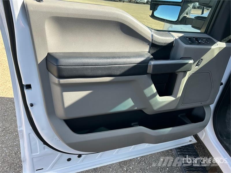 Ford F-250 XLT 4x4 Crew Cab Pickup Ostalo
