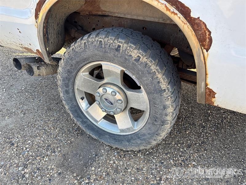 Ford F-250 XLT 4x4 Crew Cab Pickup Andre varebiler