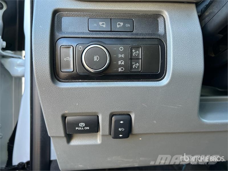Ford F-250 XLT 4x4 Crew Cab Pickup أخرى