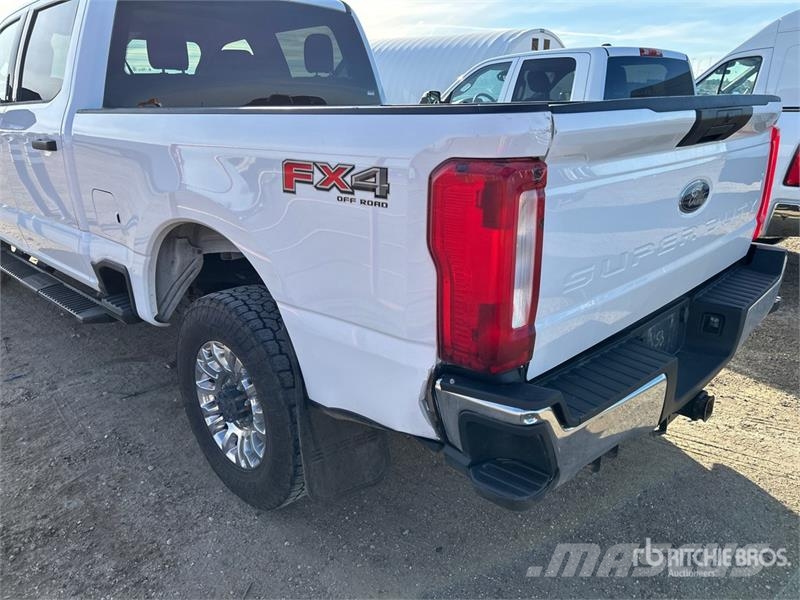 Ford F-250 XLT 4x4 Crew Cab Pickup أخرى