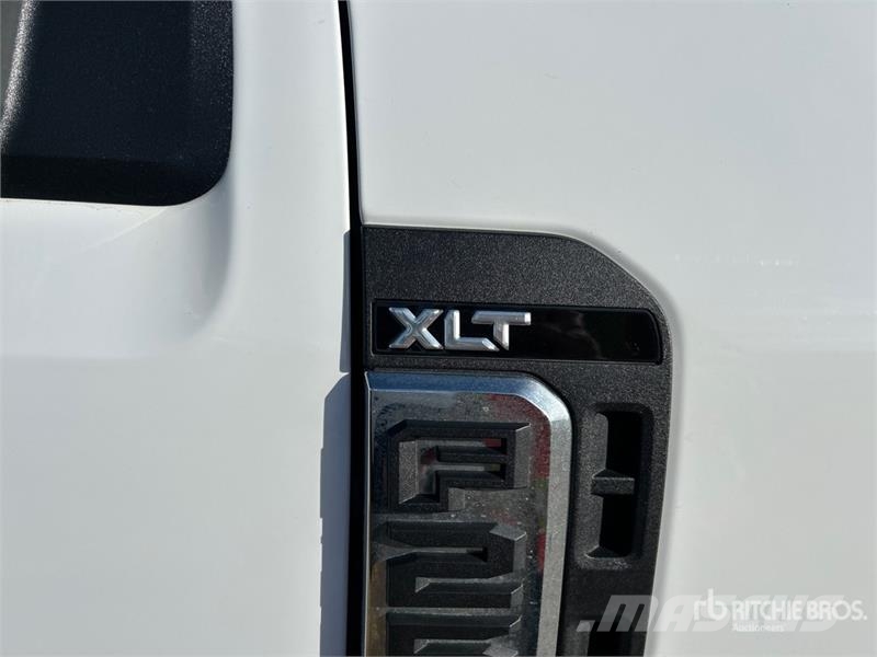Ford F-250 XLT 4x4 Crew Cab Pickup أخرى