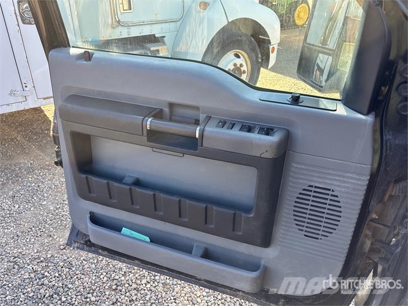 Ford F-250 XLT 4x4 Crew Cab Pickup Ostalo
