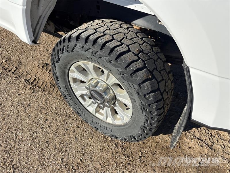 Ford F-250 XLT 4x4 Crew Cab Pickup Inne