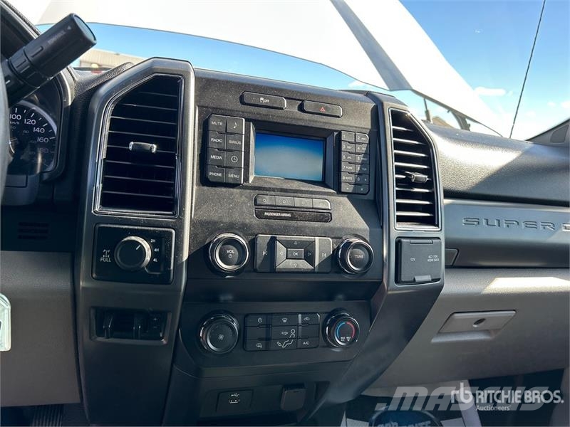 Ford F-250 XLT 4x4 Crew Cab Pickup Ostalo