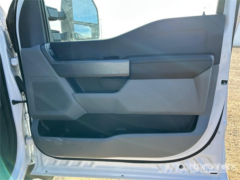 Ford F-250 XLT 4x4 Crew Cab Pickup أخرى