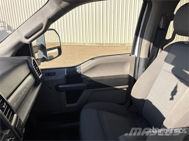 Ford F-250 XLT 4x4 Crew Cab Pickup Inne