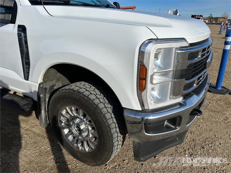 Ford F-250 XLT 4x4 Crew Cab Pickup أخرى