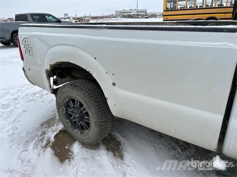 Ford F-250 XLT 4x4 Crew Cab Pickup أخرى