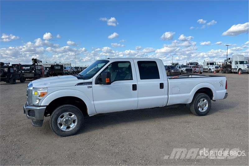 Ford F-250 XLT 4x4 Crew Cab Pickup Muu