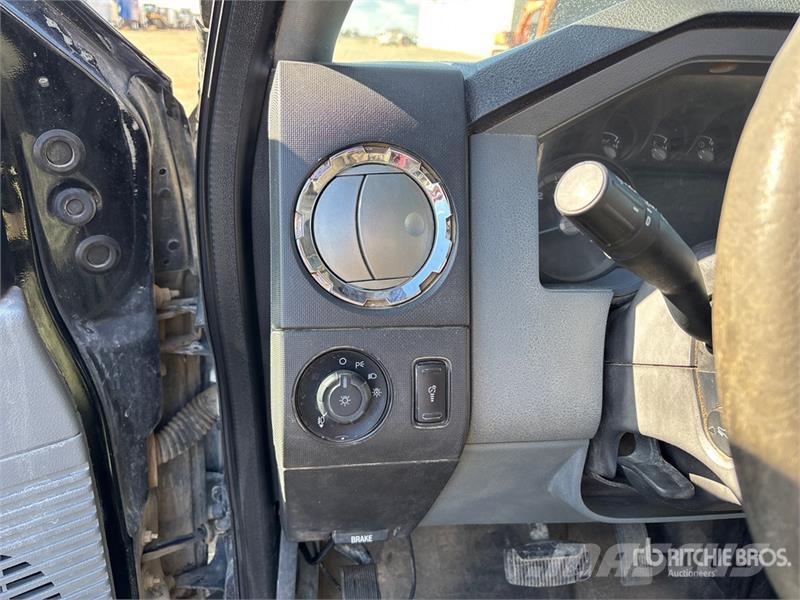 Ford F-250 XLT 4x4 Crew Cab Pickup Ostalo