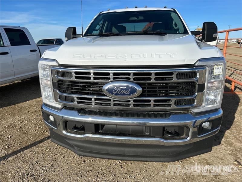 Ford F-250 XLT 4x4 Crew Cab Pickup أخرى