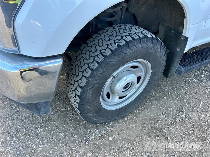Ford F-250 XLT 4x4 Crew Cab Pickup Ostalo