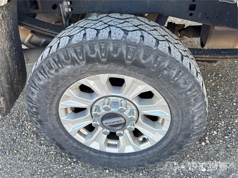 Ford F-250 XLT 4x4 Crew Cab Pickup Ostalo