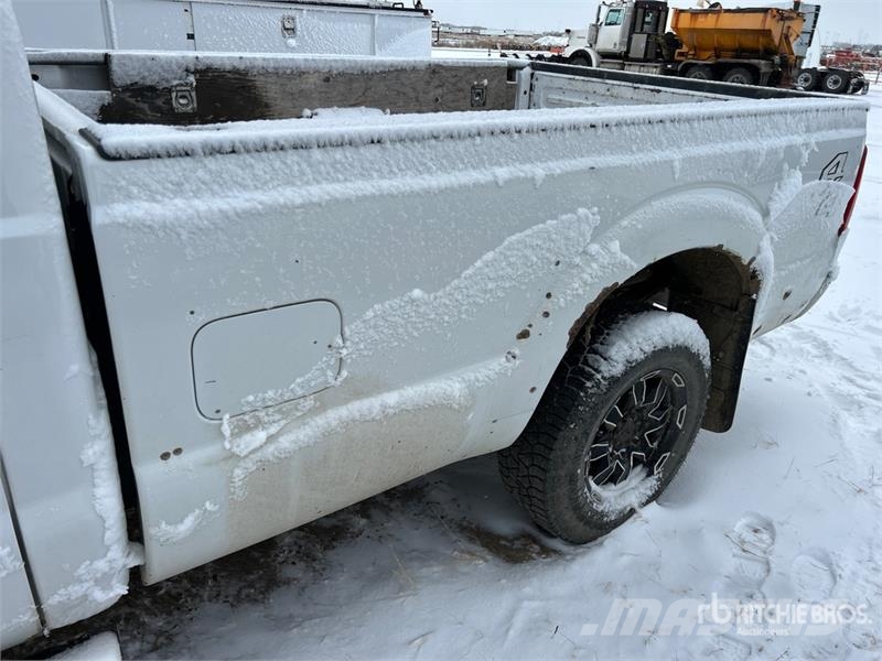 Ford F-250 XLT 4x4 Crew Cab Pickup أخرى