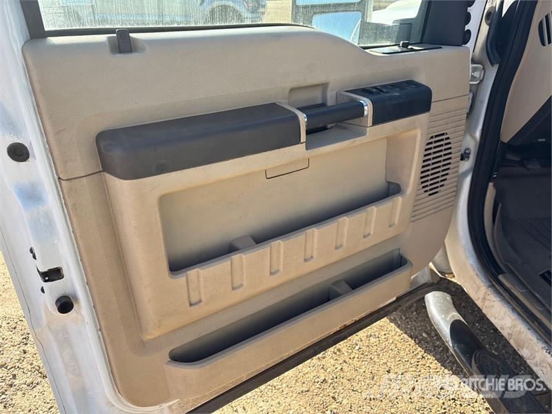Ford F-250 XLT 4x4 Crew Cab Pickup Andre varebiler