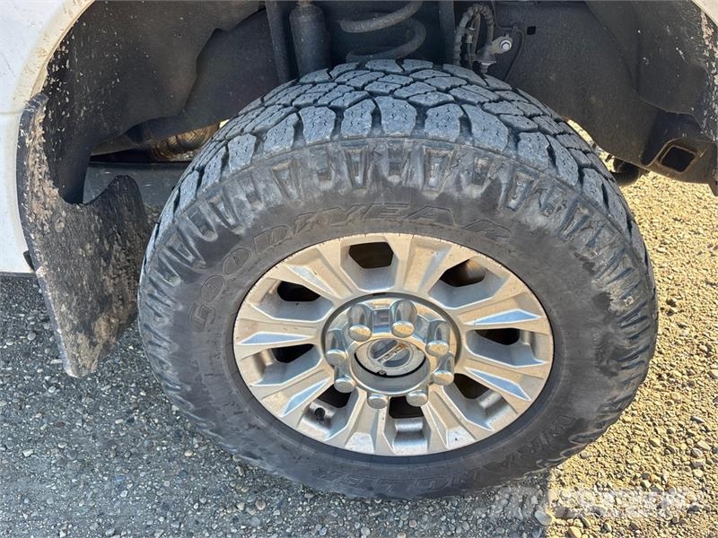 Ford F-250 XLT 4x4 Crew Cab Pickup Ostalo