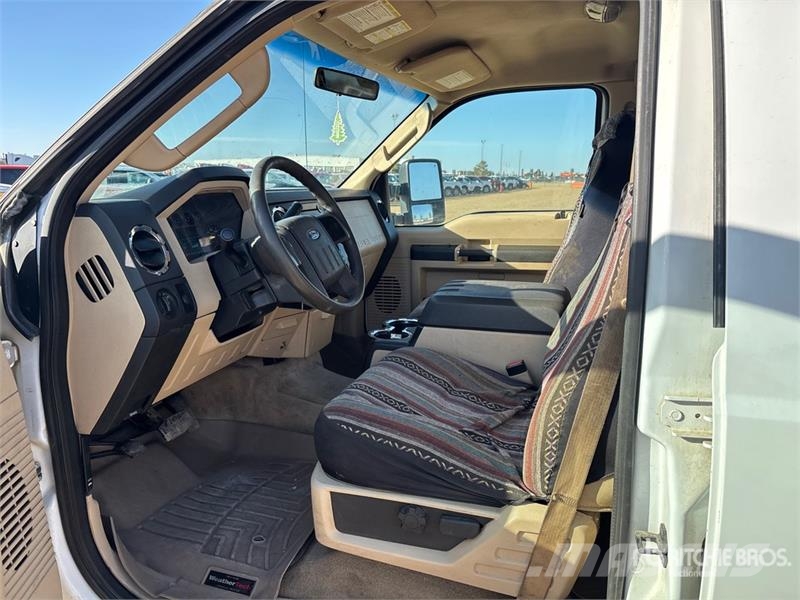Ford F-250 XLT 4x4 Crew Cab Pickup Andre varebiler