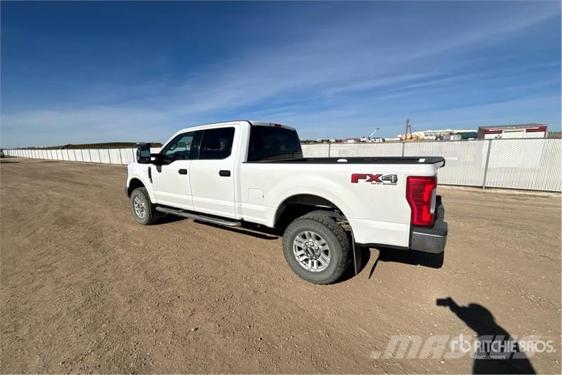 Ford F-250 XLT 4x4 Crew Cab Pickup Ostalo