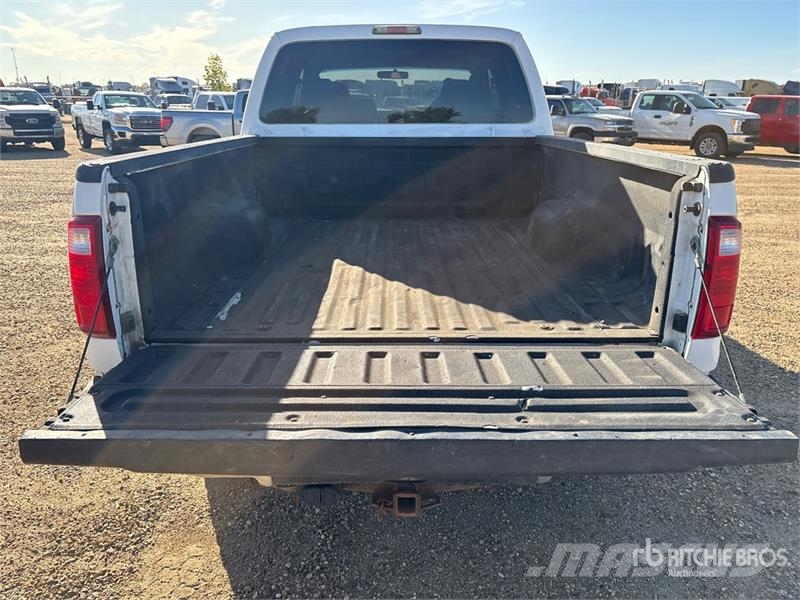Ford F-250 XLT 4x4 Crew Cab Pickup Andre varebiler