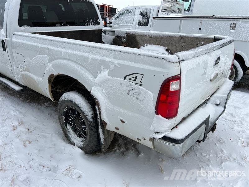 Ford F-250 XLT 4x4 Crew Cab Pickup أخرى