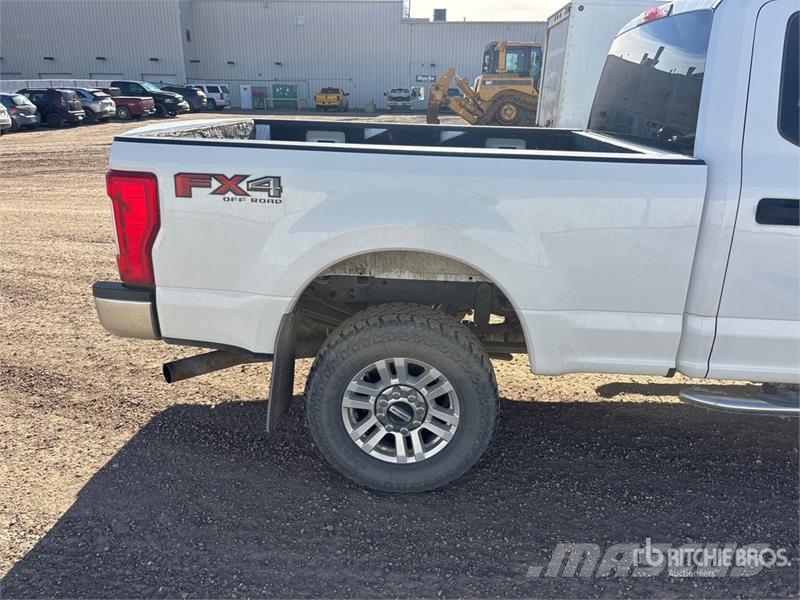 Ford F-250 XLT 4x4 Crew Cab Pickup Ostalo