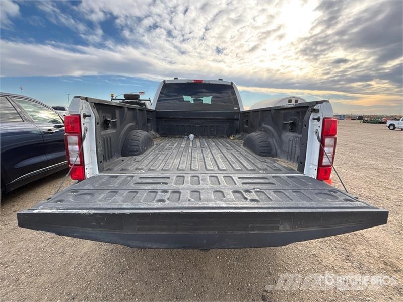 Ford F-250 XLT 4x4 Crew Cab Pickup Ostalo