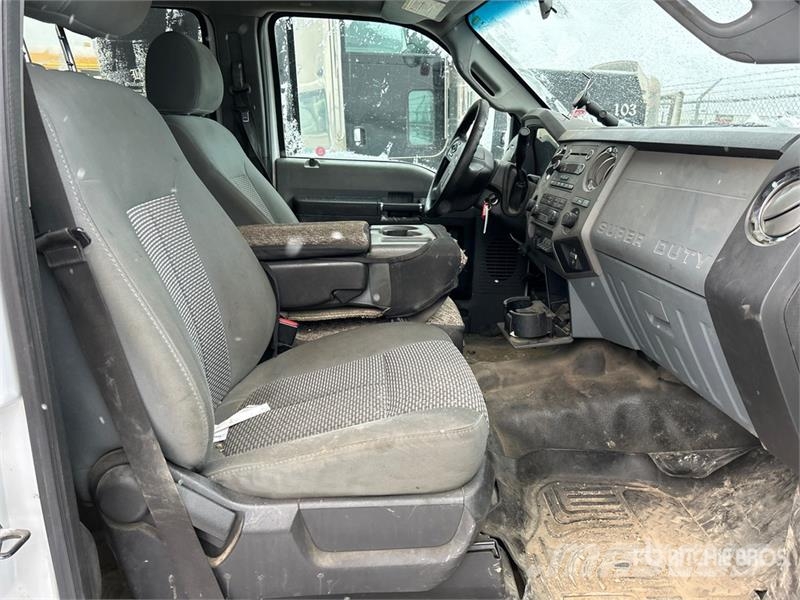 Ford F-250 XLT 4x4 Crew Cab Pickup أخرى