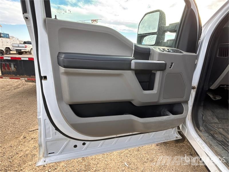 Ford F-250 XLT 4x4 Crew Cab Pickup Ostalo