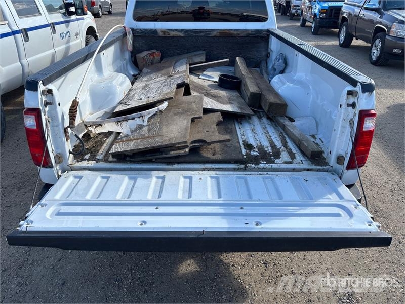 Ford F-250 XLT 4x4 Crew Cab Pickup Muu