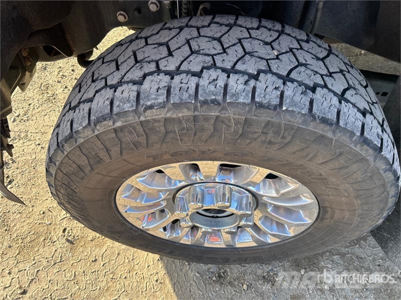 Ford F-250 XLT 4x4 Crew Cab Pickup أخرى