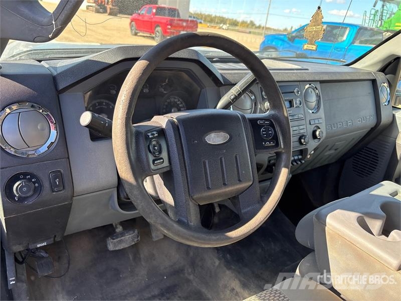 Ford F-250 XLT 4x4 Crew Cab Pickup Ostalo