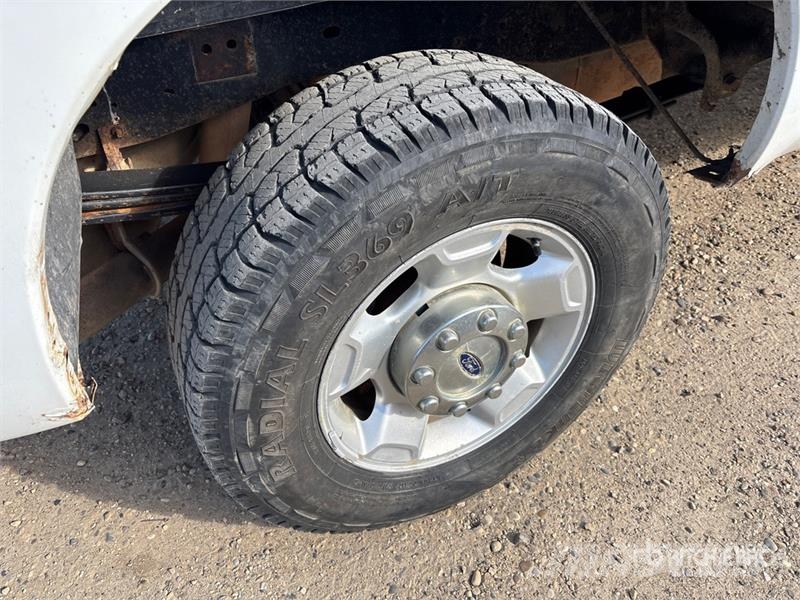 Ford F-250 XLT 4x4 Crew Cab Pickup Muu