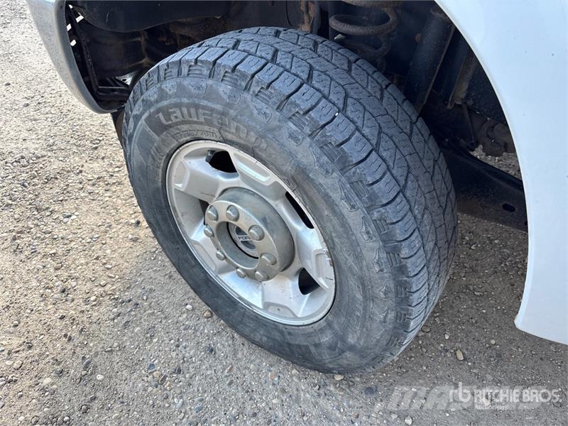 Ford F-250 XLT 4x4 Crew Cab Pickup Muu