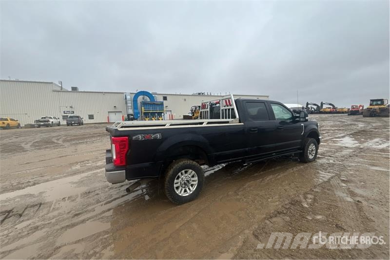 Ford F-250 XLT 4x4 Crew Cab Pickup Ostalo