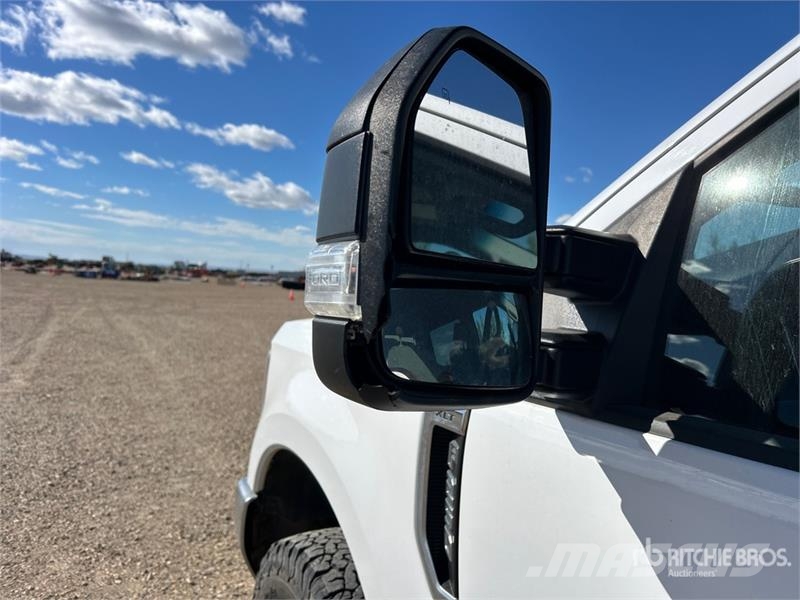 Ford F-250 XLT 4x4 Crew Cab Pickup Ostalo