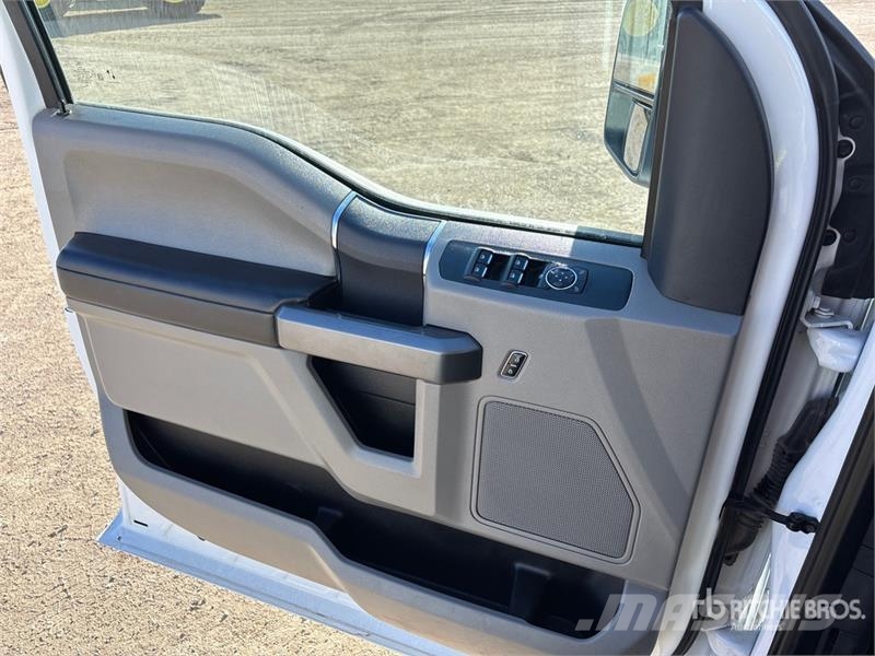 Ford F-250 XLT 4x4 Crew Cab Pickup Inne