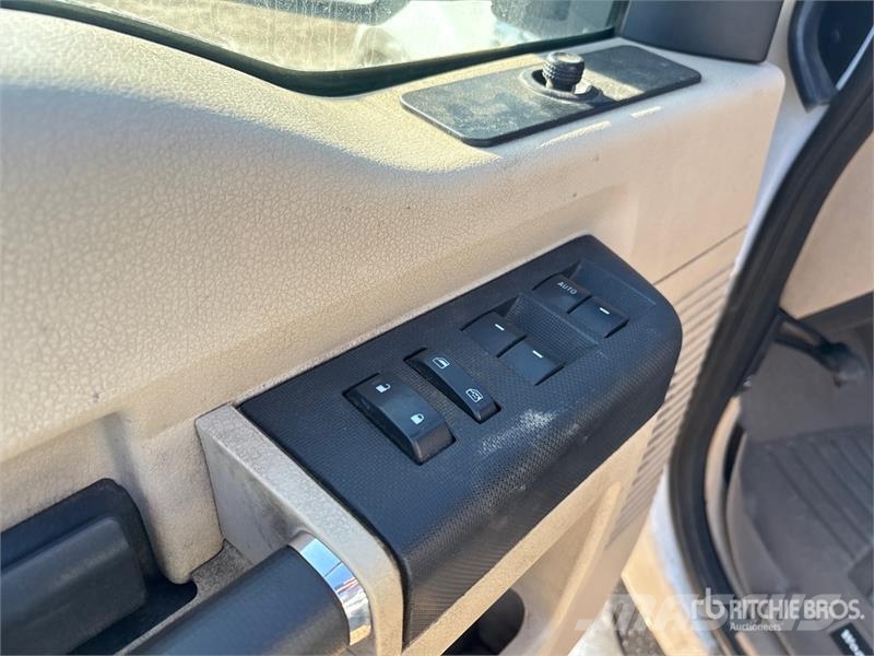 Ford F-250 XLT 4x4 Crew Cab Pickup Andre varebiler