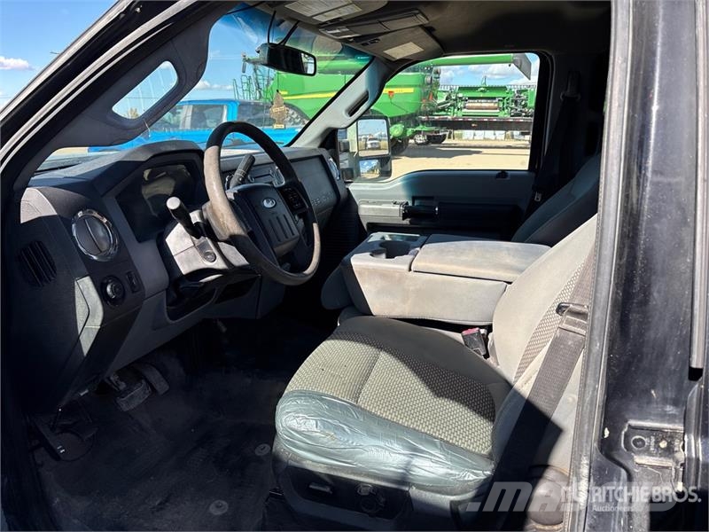 Ford F-250 XLT 4x4 Crew Cab Pickup Ostalo