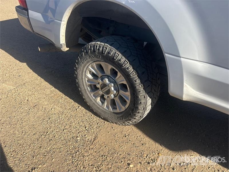 Ford F-250 XLT 4x4 Crew Cab Pickup Ostalo