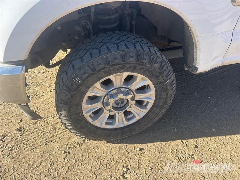 Ford F-250 XLT 4x4 Crew Cab Pickup Ostalo