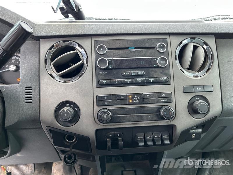 Ford F-250 XLT 4x4 Crew Cab Pickup أخرى